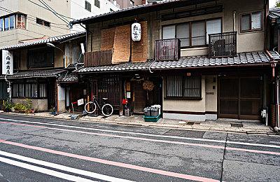 特朗普私人女律师携游戏笔记本出席庭审引发关注